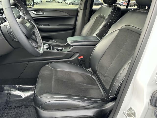 Photo of 2024 Bright White Clearcoat Jeep Grand Cherokee