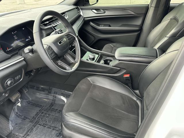 Photo of 2024 Bright White Clearcoat Jeep Grand Cherokee