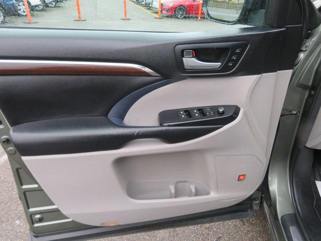 Photo of 2016 Alumina Jade Metallic Toyota Highlander