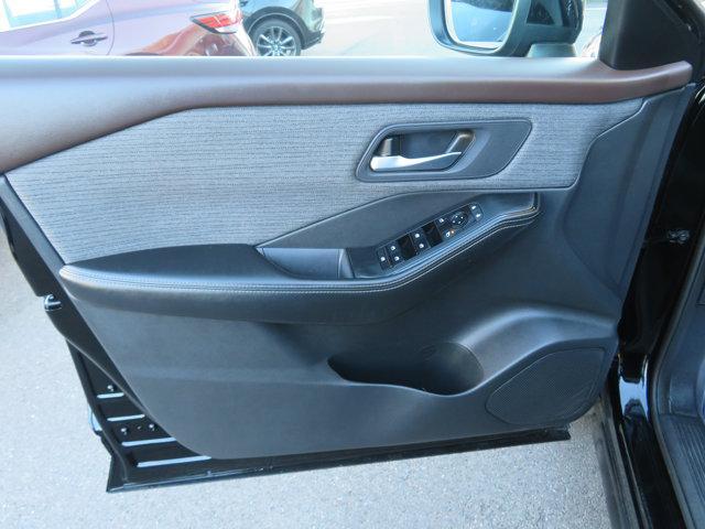 Photo of 2021 Super Black Nissan Rogue