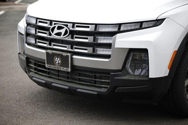 Photo of 2025 Atlas White Hyundai SANTA CRUZ