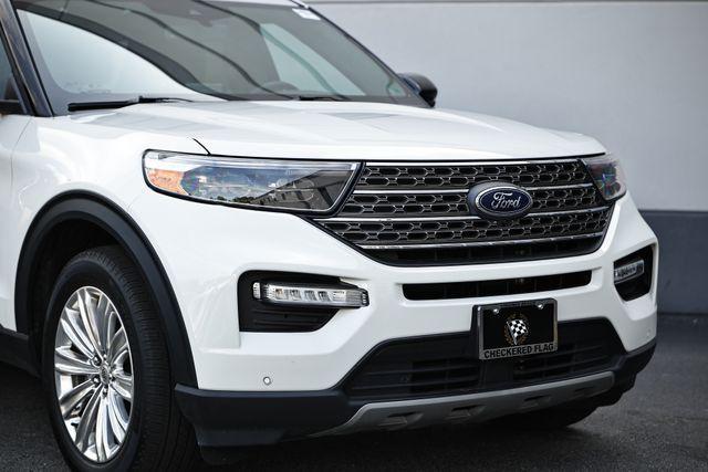Photo of 2021 White Ford Explorer