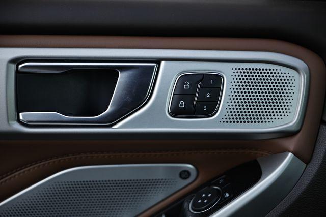 Photo of 2021 White Ford Explorer