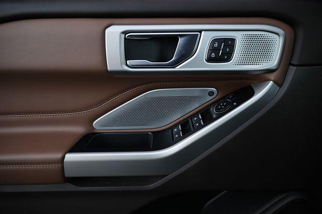 Photo of 2021 White Ford Explorer