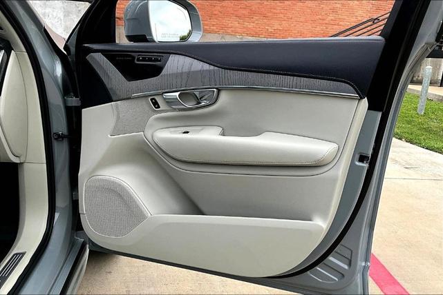 Photo of 2025 Metallic Volvo XC90 Plug-In Hybrid