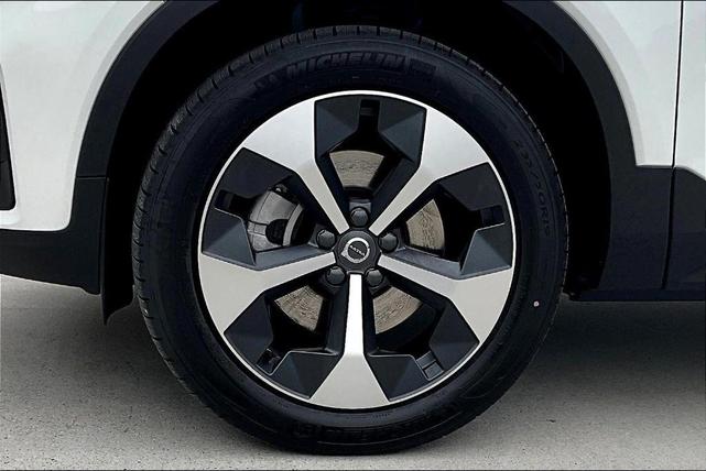 Photo of 2025 Crystal White Pearl Volvo XC40