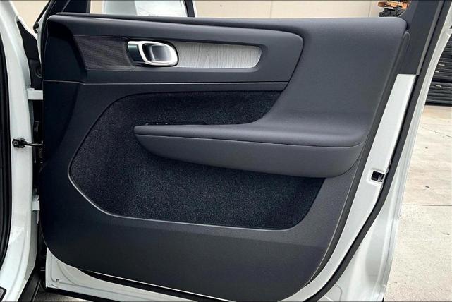 Photo of 2025 Crystal White Pearl Volvo XC40