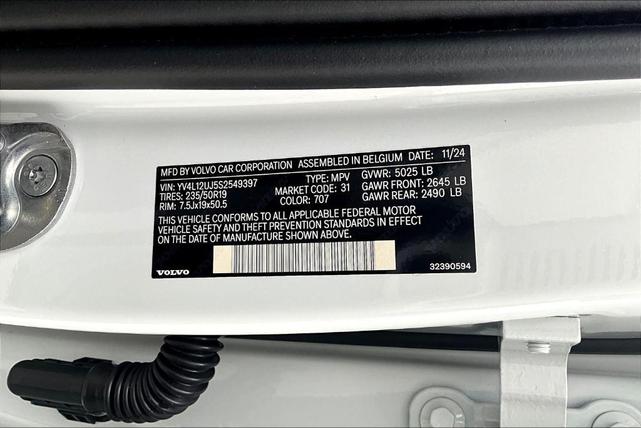 Photo of 2025 Crystal White Pearl Volvo XC40