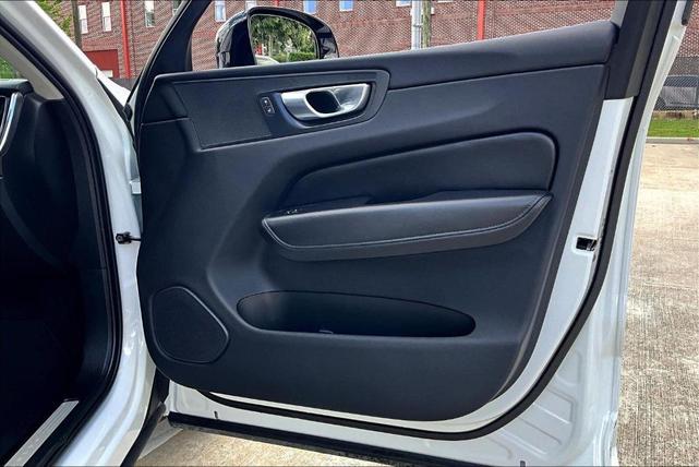 Photo of 2025 Bright Volvo XC60