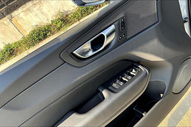Photo of 2025 Metallic Volvo XC60
