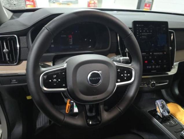 Photo of 2025 Crystal White Metallic Volvo XC90