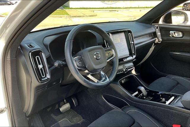 Photo of 2023 Crystal White Metallic Volvo C40 Recharge Pure Electric
