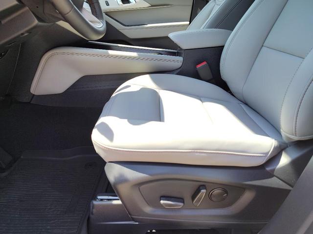 Photo of 2025 Star White Metallic Tri-Coat Ford Explorer