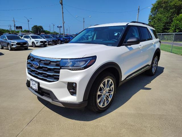Photo of 2025 Star White Metallic Tri-Coat Ford Explorer