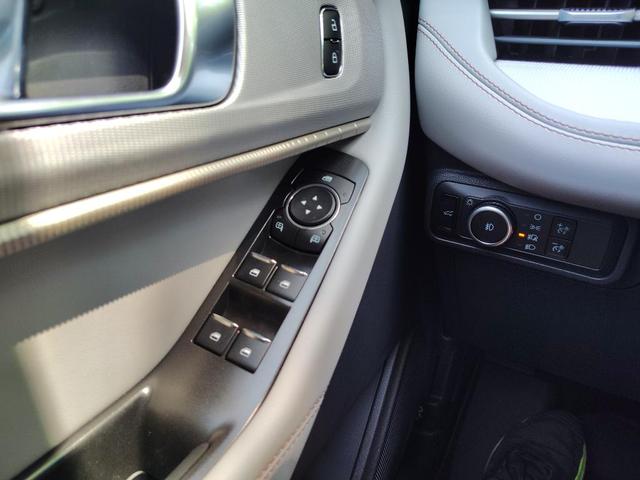 Photo of 2025 Star White Metallic Tri-Coat Ford Explorer