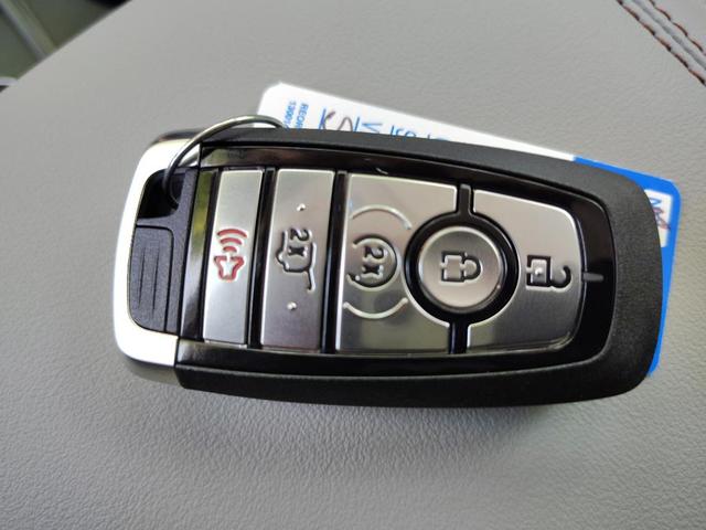 Photo of 2025 Star White Metallic Tri-Coat Ford Explorer