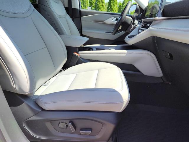 Photo of 2025 Star White Metallic Tri-Coat Ford Explorer