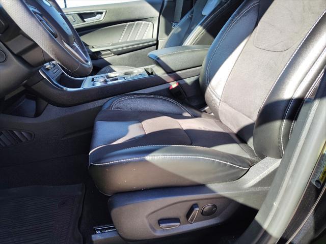 Photo of 2024 Agate Black Metallic Ford Edge