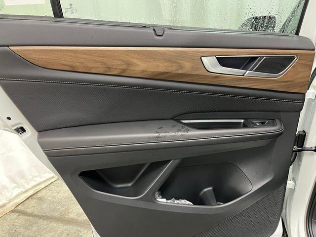 Photo of 2025 Pure White Volkswagen Atlas