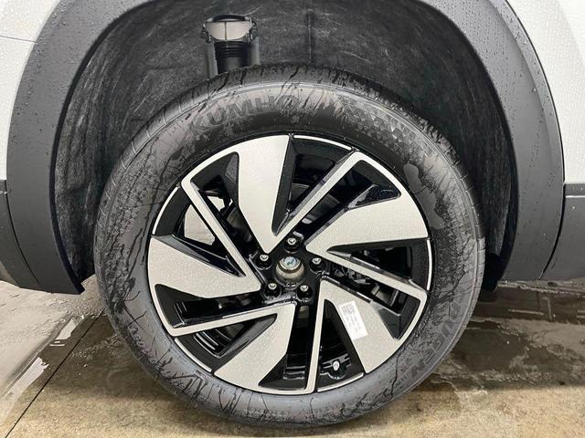 Photo of 2025 Pure White Volkswagen Atlas
