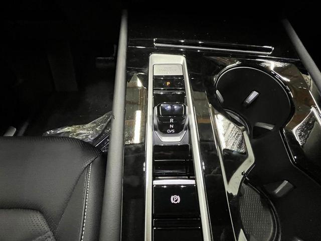 Photo of 2025 Pure White Volkswagen Atlas