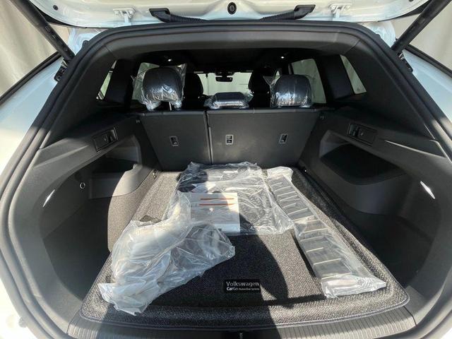 Photo of 2025 Opal White Pearl Effect Volkswagen Tiguan