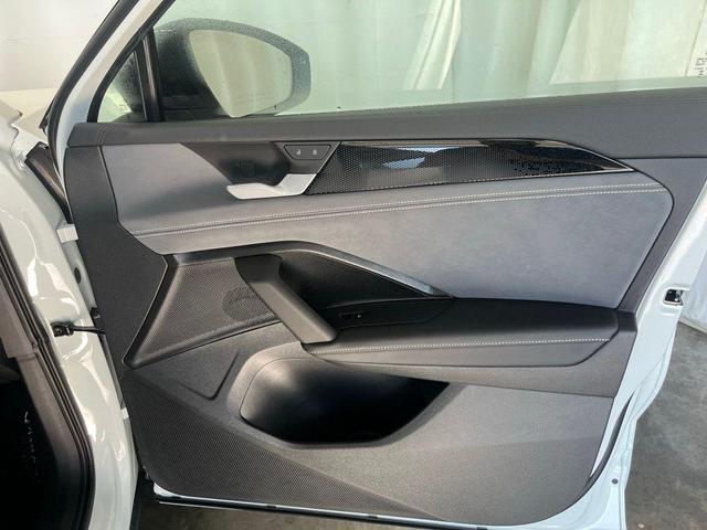 Photo of 2025 Opal White Pearl Effect Volkswagen Tiguan