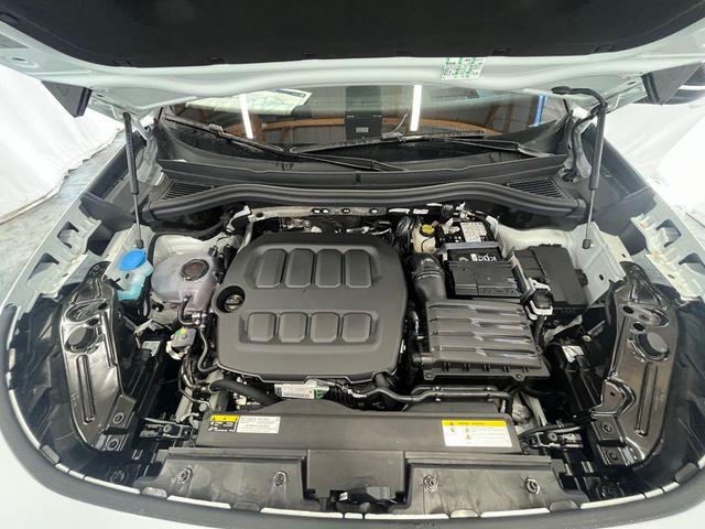Photo of 2025 Opal White Pearl Effect Volkswagen Tiguan