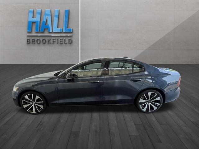 Photo of 2022 Blue Volvo S60