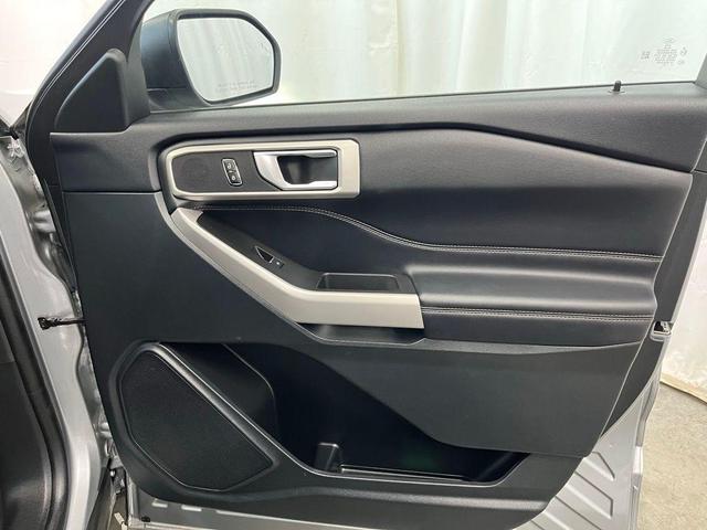 Photo of 2023 Iconic Silver Metallic Ford Explorer