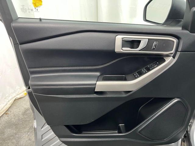 Photo of 2023 Iconic Silver Metallic Ford Explorer