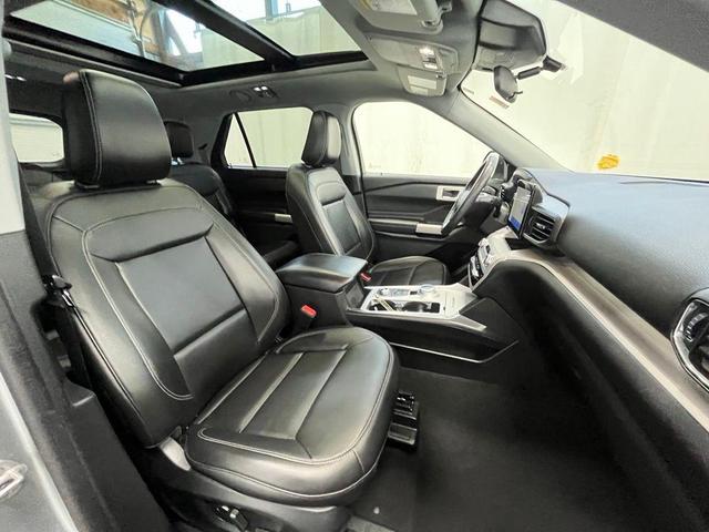 Photo of 2023 Iconic Silver Metallic Ford Explorer