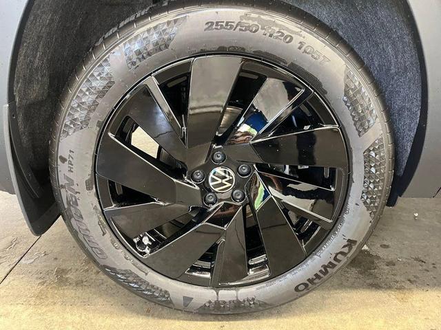 Photo of 2025 Deep Black Pearl Effect Volkswagen Atlas Cross Sport