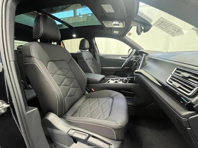 Photo of 2025 Deep Black Pearl Effect Volkswagen Atlas Cross Sport