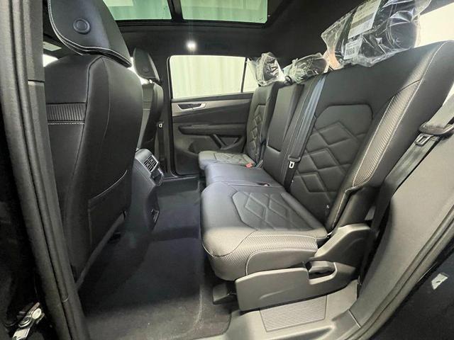 Photo of 2025 Deep Black Pearl Effect Volkswagen Atlas Cross Sport