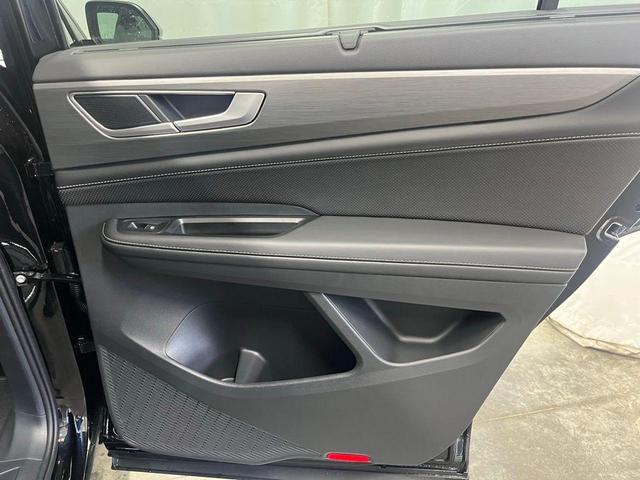 Photo of 2025 Deep Black Pearl Effect Volkswagen Atlas Cross Sport