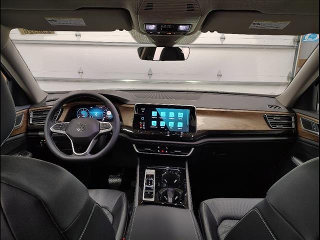 Photo of 2025 Silver Mist Metallic Volkswagen Atlas