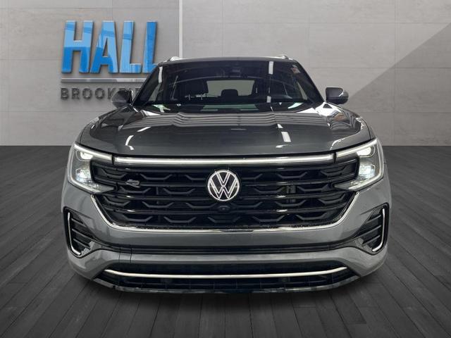 Photo of 2024 Platinum Gray Metallic Volkswagen Atlas Cross Sport