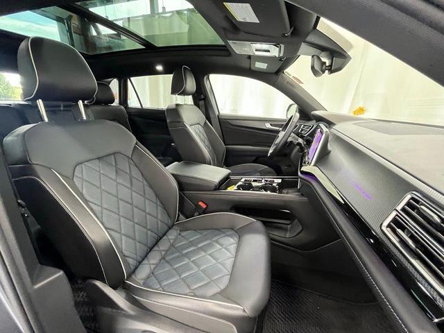 Photo of 2024 Platinum Gray Metallic Volkswagen Atlas Cross Sport