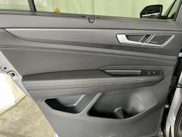 Photo of 2024 Platinum Gray Metallic Volkswagen Atlas Cross Sport