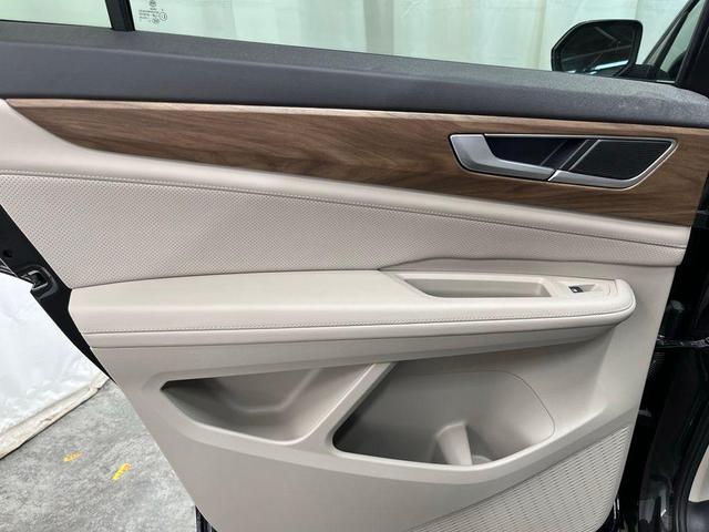 Photo of 2024 Deep Black Pearl Effect Volkswagen Atlas