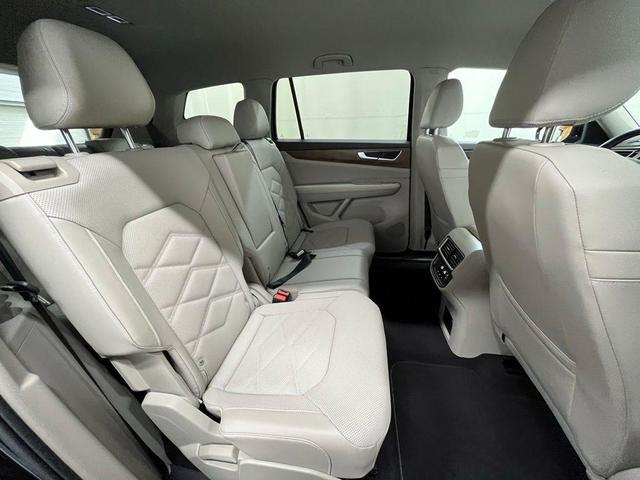 Photo of 2024 Deep Black Pearl Effect Volkswagen Atlas