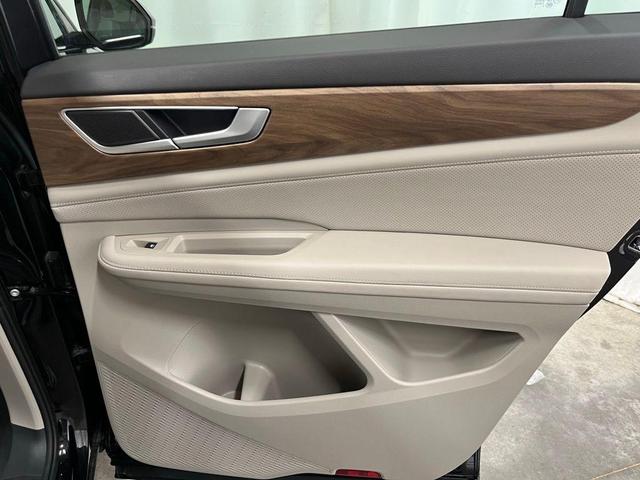 Photo of 2024 Deep Black Pearl Effect Volkswagen Atlas
