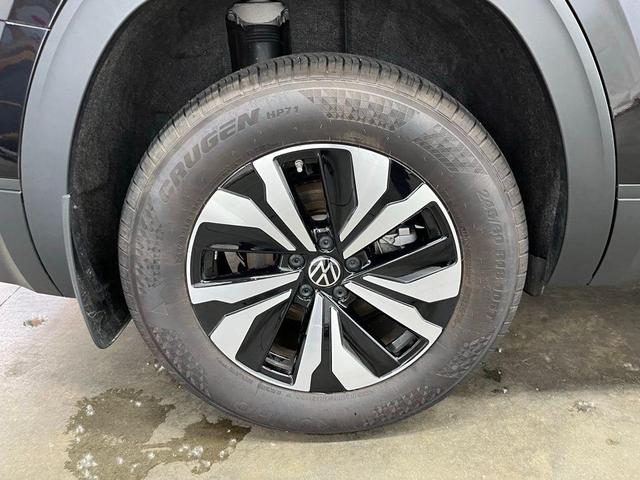Photo of 2024 Deep Black Pearl Effect Volkswagen Atlas