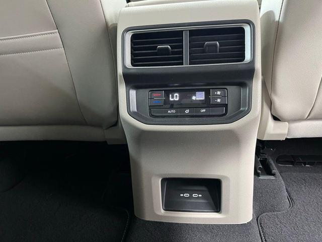 Photo of 2024 Deep Black Pearl Effect Volkswagen Atlas