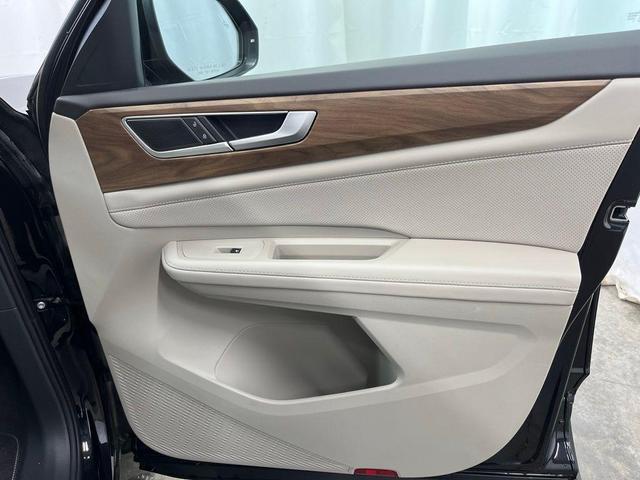 Photo of 2024 Deep Black Pearl Effect Volkswagen Atlas
