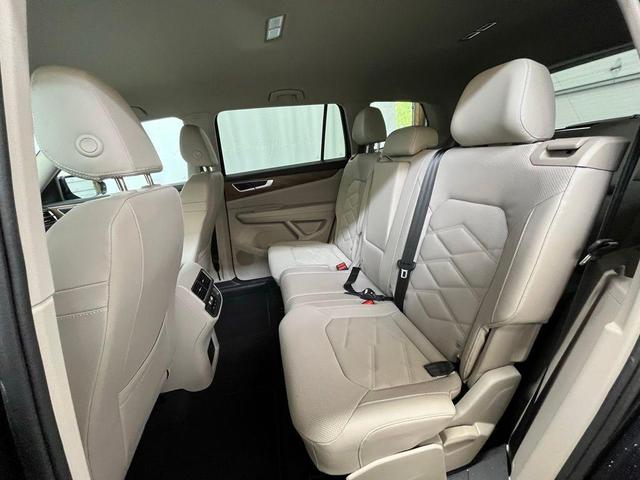 Photo of 2024 Deep Black Pearl Effect Volkswagen Atlas