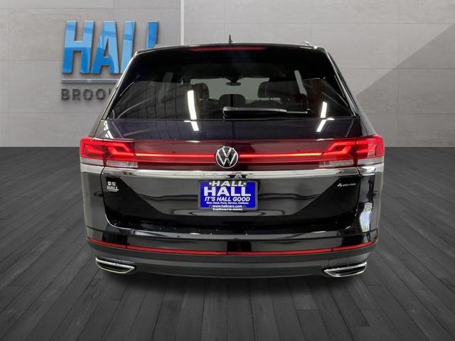 Photo of 2024 Deep Black Pearl Effect Volkswagen Atlas