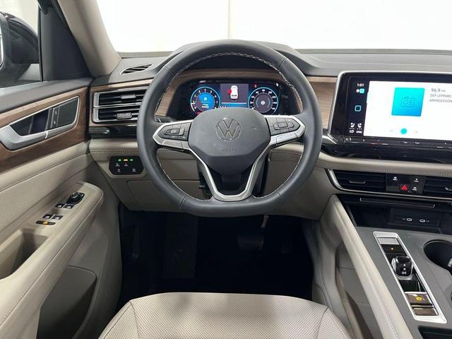 Photo of 2024 Deep Black Pearl Effect Volkswagen Atlas