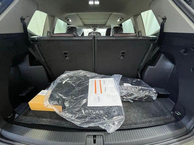 Photo of 2025 Avocado Green Pearl Volkswagen Atlas